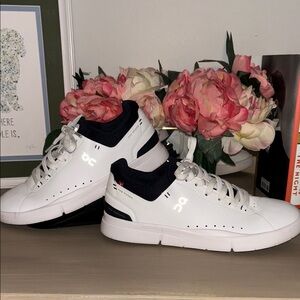 ON. The Roger Advantage women’s tennis shoe. White/Midnight. Size US 9